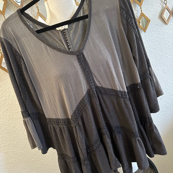 POL Black and Gray Top with Bell Sleeves - Picture 3 of 10